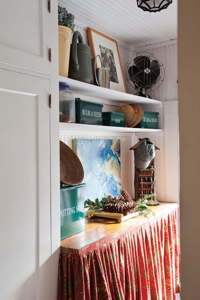 christmas-cottage-mudroom-pantry