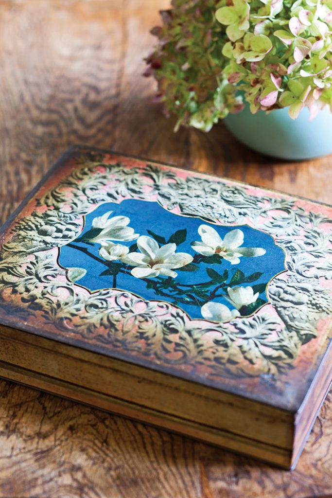 biscuit-tin-collection-detail