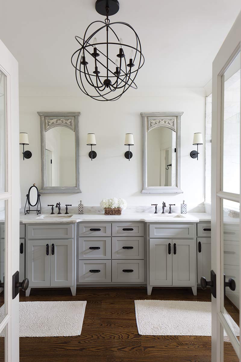 En suite with gray hues