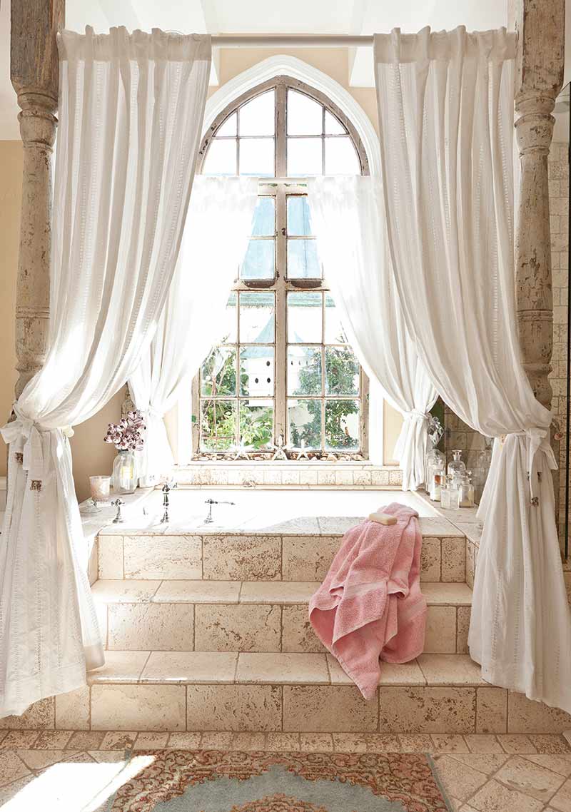 Bathtub with white camopy