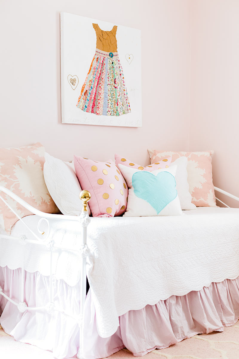 daybed in light pink little girl's room