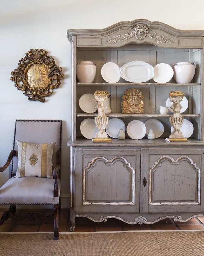 French-style hutch