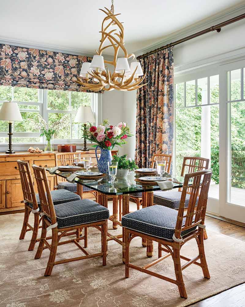A dining room with an antler chandelier.