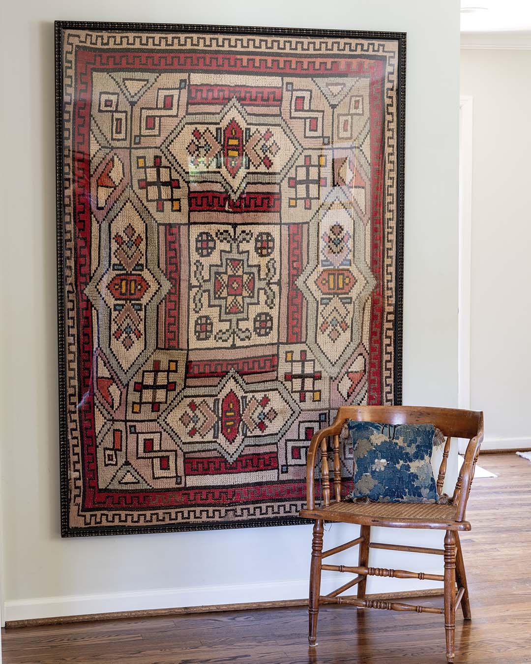 The framed rug in the living area carries a special story. As Mary Lynn and her sisters each had an outdoor wedding at their family’s home, their dad gifted each couple an antique rug to be used in the ceremony—each rug is now a permanent fi xture in the sisters’ homes, and Mary Lynn’s, which was a bit too fragile for everyday use, was framed as a reminder of the couple’s special day.
