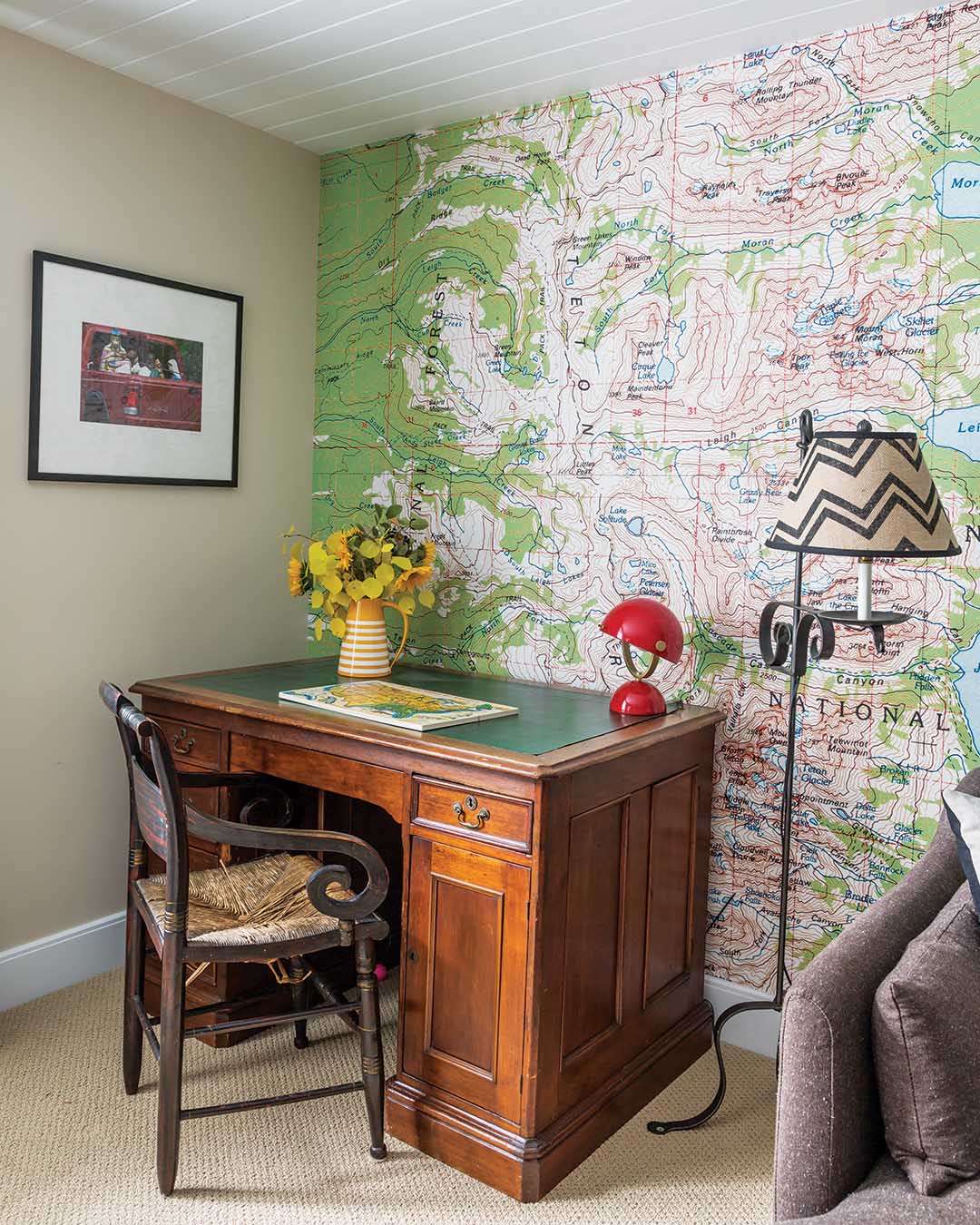 For a bolder statement, a wallpaper featuring a map print serves as a lively accent in any room. To add a personal flair, a design showcasing your favorite getaway spot can serve as a conversation starter while also bringing sentimental memories to life in your home.