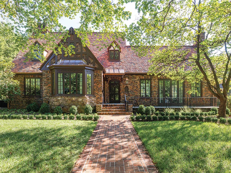 Nestled in the Alta Vista neighborhood of Greenville, South Carolina, this 1920s English Tudor-style cottage with its storied charm appealed to the homeowners’ traditional taste while considerable updates ensure the interiors exude ageless appeal.
