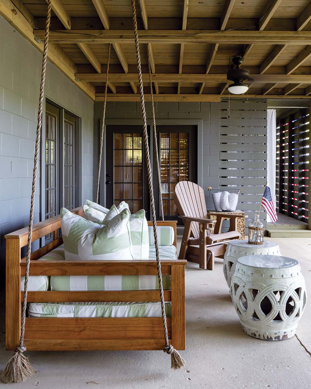 With stylish settings both indoors and out, there’s no shortage of relaxing locales for the Colemans to take in the marvelous views of the lake.