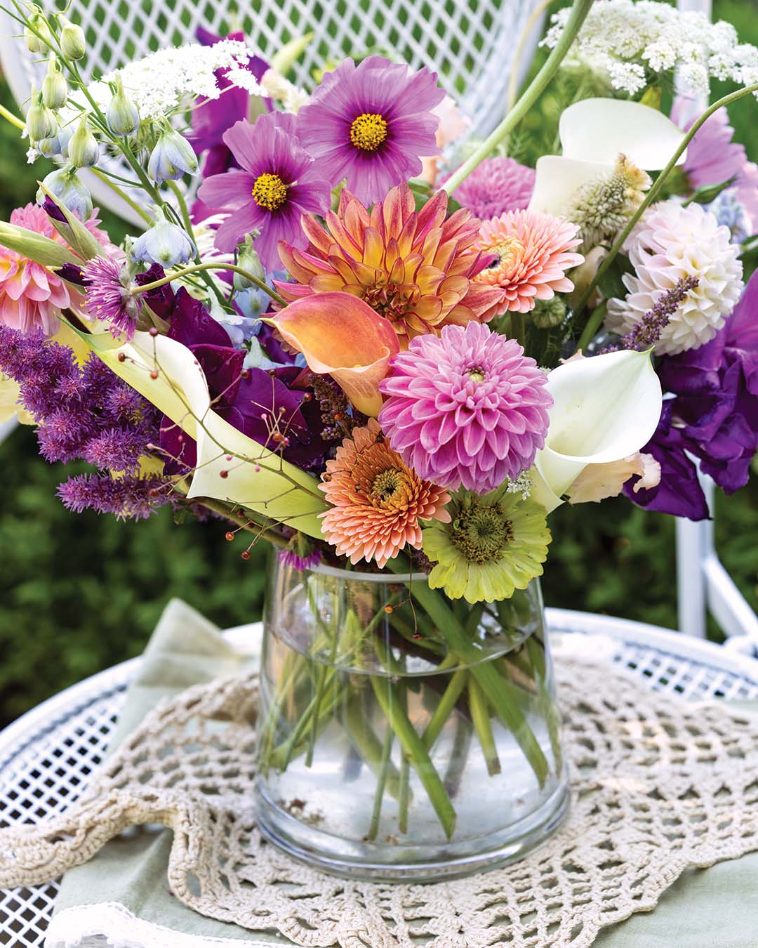 The centerpiece, inspired by nature’s palette, accentuates the vibrant collection of milky white, magenta, and rosy-hued blooms.