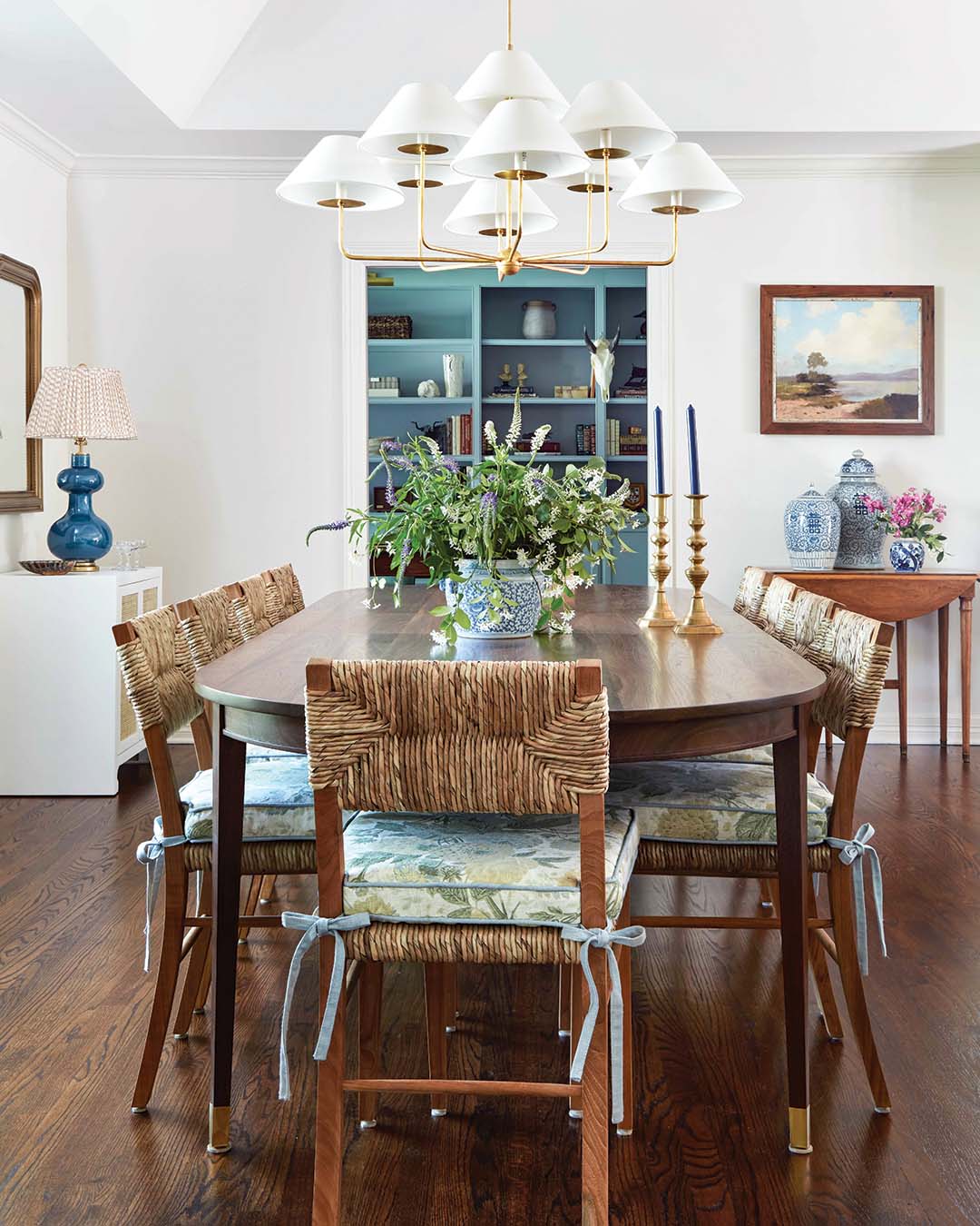As the dining room offers a glimpse into the homeowners’ study, the flow was once again a top priority, and Katie took the opportunity to create a showstopping moment.