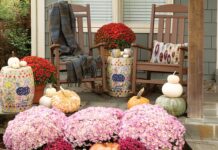 This Welcoming Autumn Porch Is Dressed in Fall’s Finest As autumn’s chill breezes in and trees shift to shades of scarlet and gold, welcome guests with a cozy, inviting porch display highlighting the season’s signature trademarks.