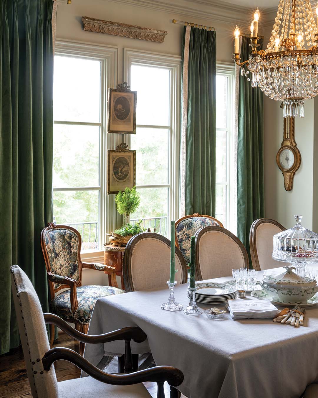 In the dining room, the home’s neutral palette is layered with saturated green tones, cultivating more of a manor house aesthetic that draws its inspiration from tapestries.