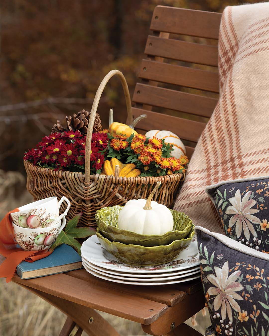 With a welcoming plaid throw accompanied by floral throw pillows, encourage guests to linger outside for a mug of steaming cider or hot chocolate following the meal.
