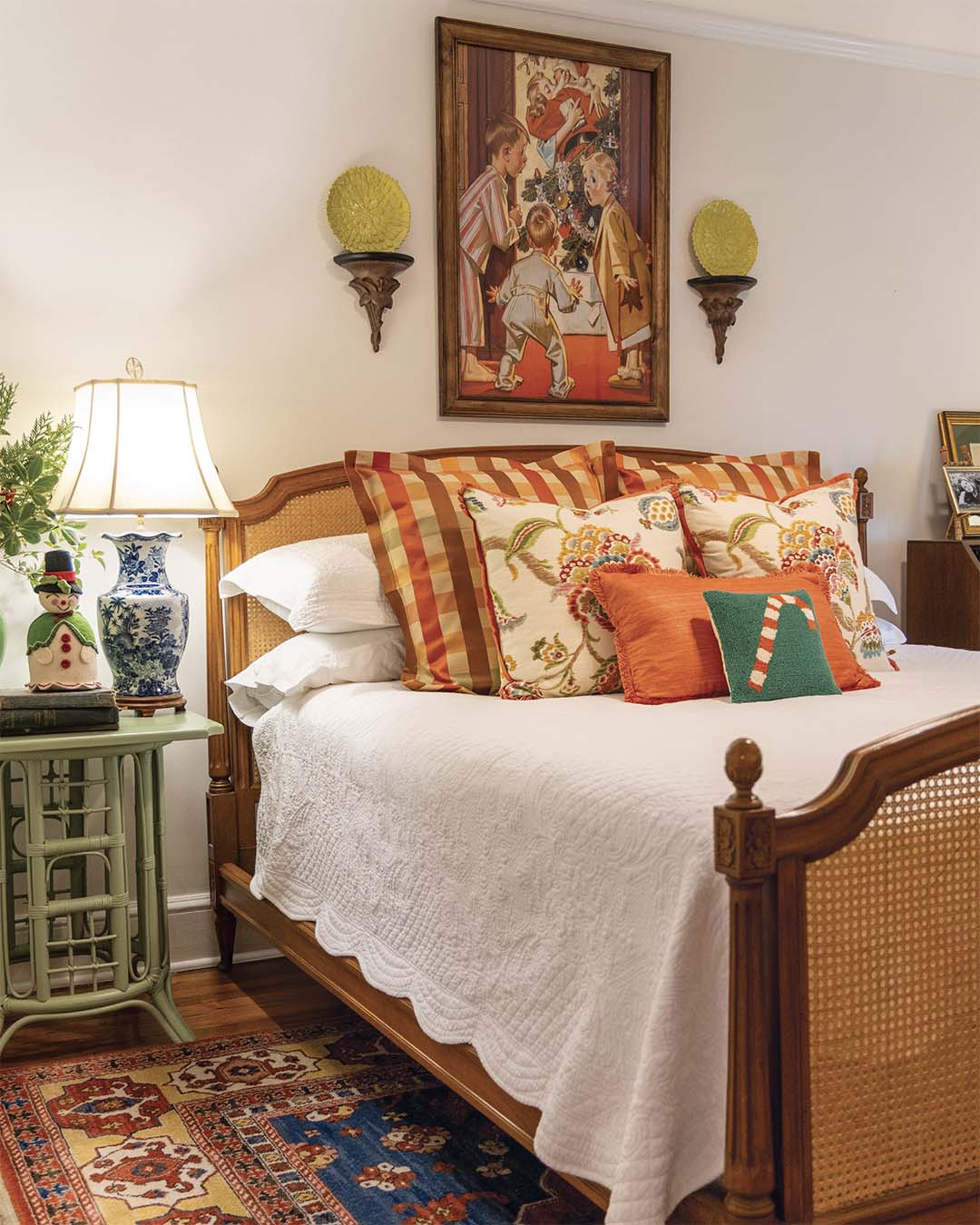 In her cozy Perry, Georgia, retreat, Sally Tolleson creates a Christmas haven filled with vintage charm and family memories.