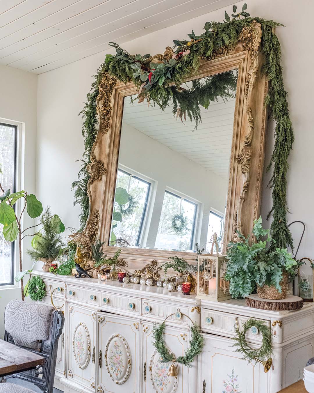 Although red and green may be traditionally synonymous with the holiday season, Annette says that she tends to live more aligned with nature, incorporating greenery and vegetation from her farm into her décor instead. “I used to be very traditional, but since moving and living more in line with the seasons and nature, I gravitate toward wanting to do that more,” she says. “I usually start planning around August, and I start thinking about what is outside that I could incorporate. I always do it differently each year, mixing it up with the natural items while keeping it pretty neutral toned.”