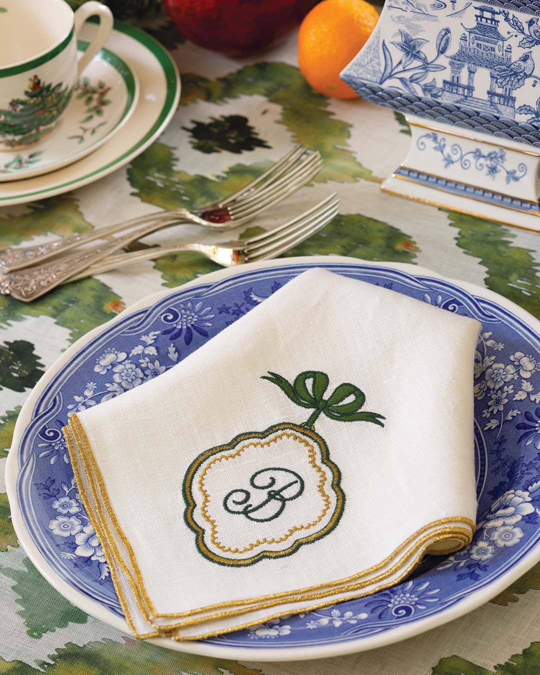 Personalized napkins border the table, lending a well-appointed touch to the dining experience. From festive designs to guests’ names or initials, incorporating this custom detail creates a sense of warmth and thoughtfulness while also enhancing the ambience of your holiday celebration.