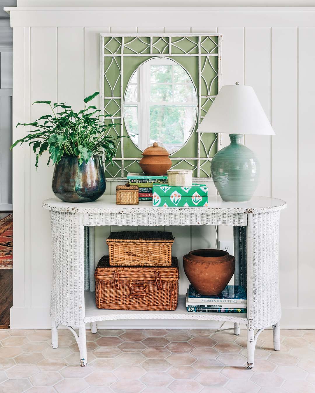 To help give the dining room its own personality while still flowing seamlessly into the kitchen, the design team added creative wall treatments.