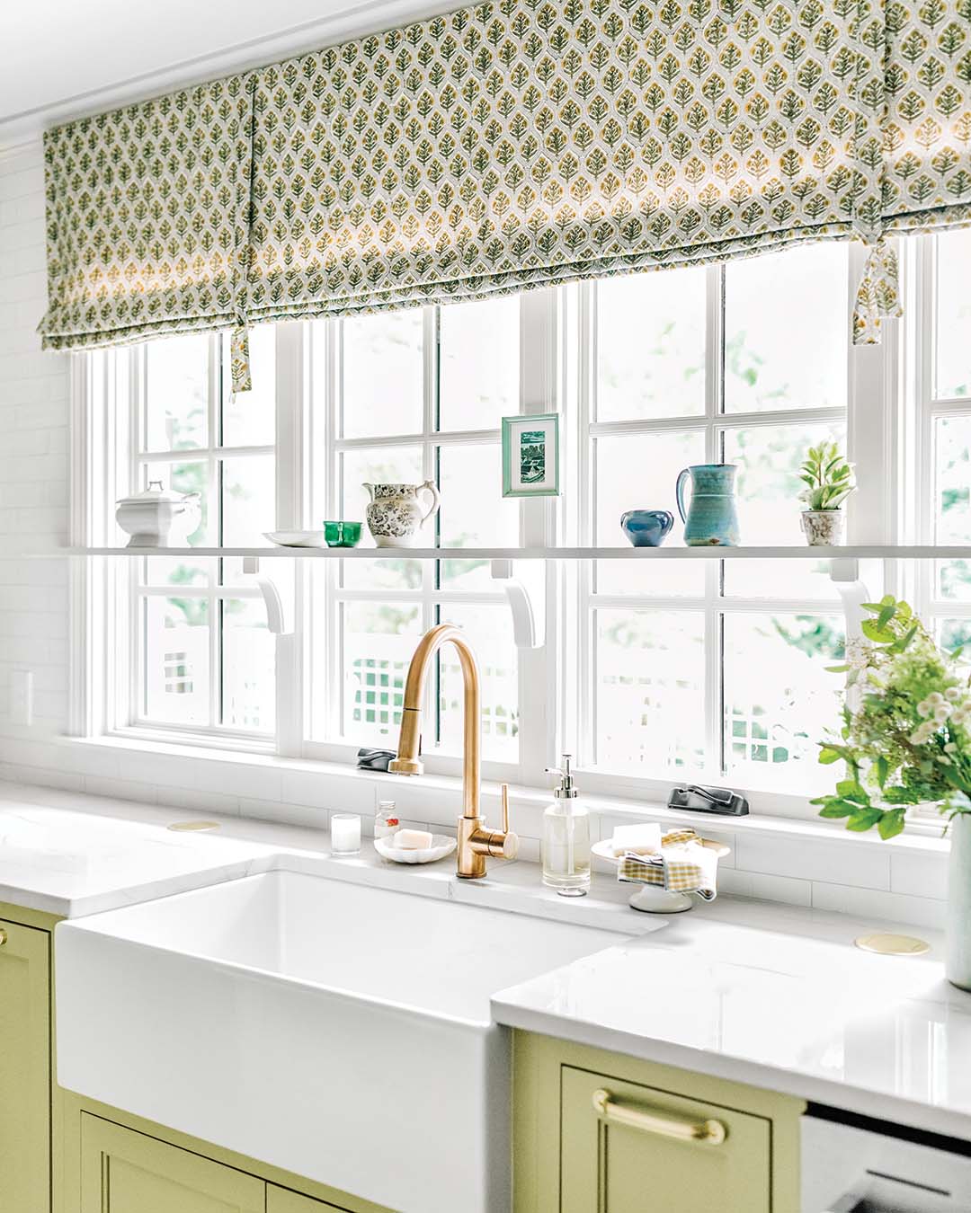 The shallow shelf expands across the entire window to display collected trinkets.