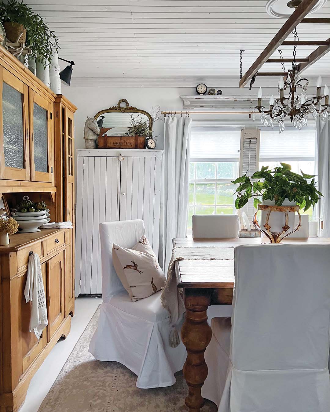 This cohesive base of white and earthy hues blends seamlessly with rich natural wood furnishings, warm metal accents, and vintage touches and keeps Mickie’s eclectic mix of materials and textures looking put together and polished yet interesting.